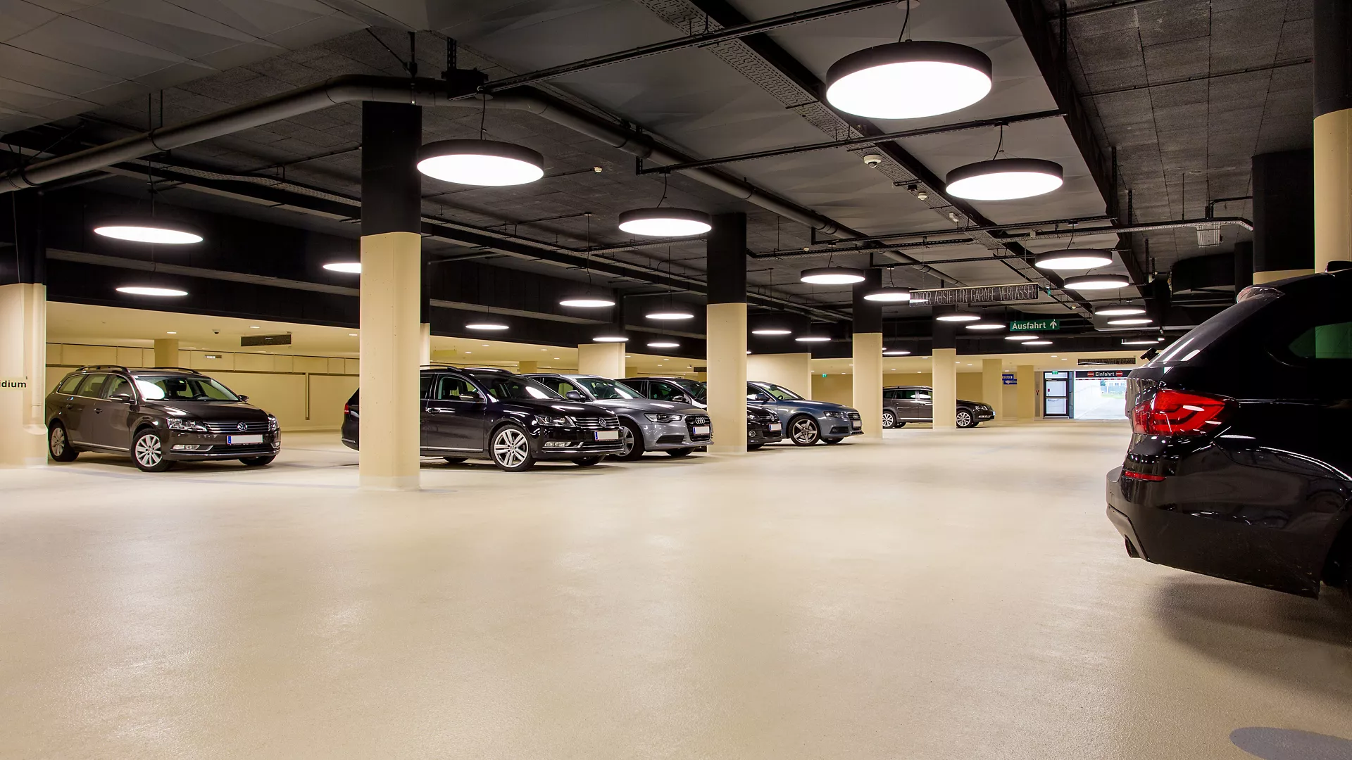 Überdachte sichere Parkplätze